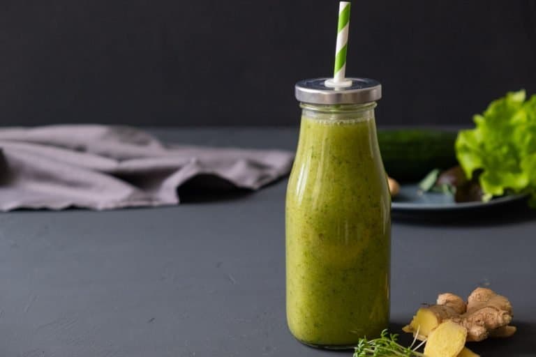 Easy Kale Apple Detox Smoothie (Try This!)