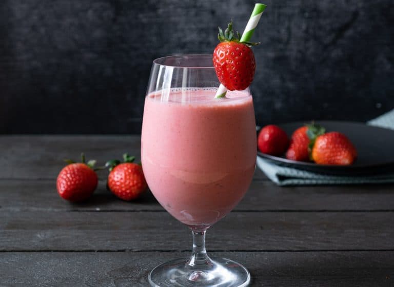 Easy Strawberry Detox Smoothie (You Have to Try This One!)